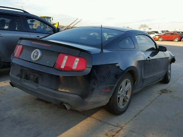 1ZVBP8AM2B5105940 - 2011 FORD MUSTANG BLACK photo 4