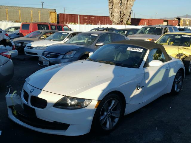 4USBU33517LW60346 - 2007 BMW Z4 3.0 WHITE photo 2