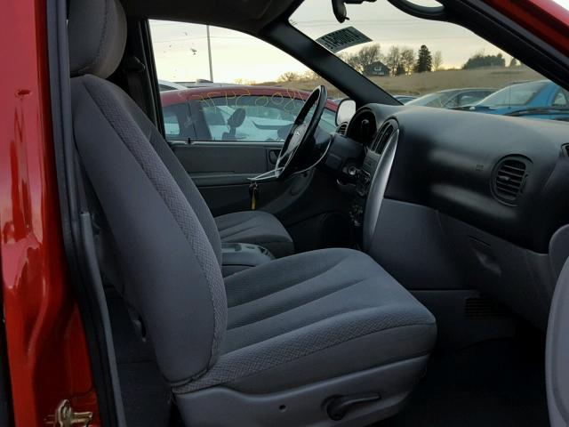 2C4GP54L75R164273 - 2005 CHRYSLER TOWN & COU RED photo 5