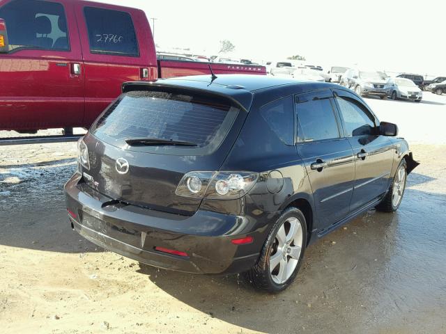 JM1BK343861405891 - 2006 MAZDA 3 HATCHBAC BLACK photo 4
