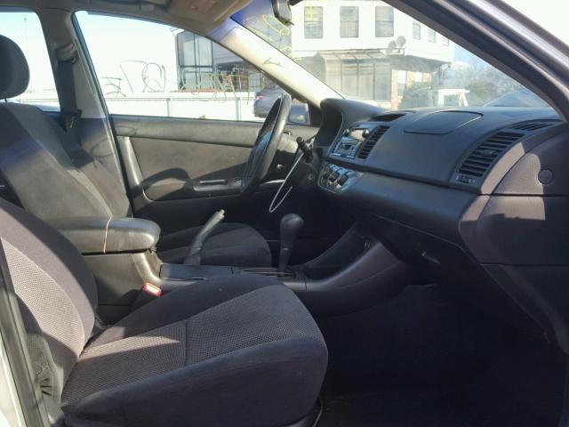 4T1BE32K94U856921 - 2004 TOYOTA CAMRY LE 银色 照片 5