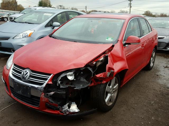 3VWRZ71K68M087589 - 2008 VOLKSWAGEN JETTA SE RED photo 2