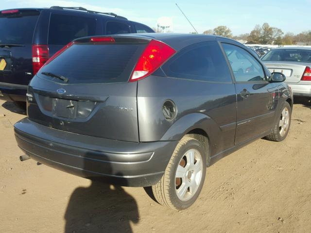 3FAFP31N75R102829 - 2005 FORD FOCUS ZX3 GRAY photo 4