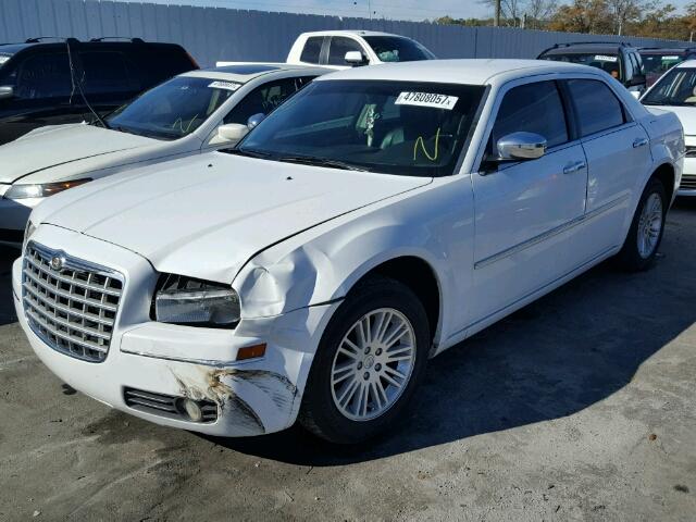 2C3CA5CV3AH325712 - 2010 CHRYSLER 300 TOURIN WHITE photo 2