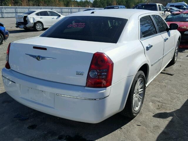 2C3CA5CV3AH325712 - 2010 CHRYSLER 300 TOURIN WHITE photo 4