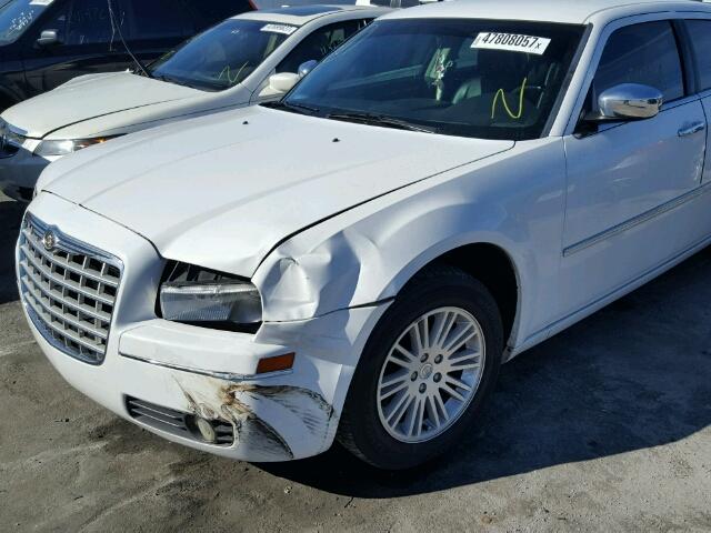 2C3CA5CV3AH325712 - 2010 CHRYSLER 300 TOURIN WHITE photo 9