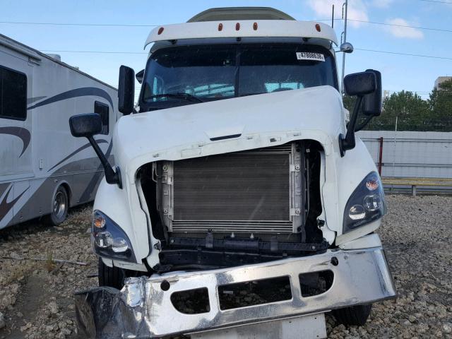 3AKBGADVXHSJH0188 - 2017 FREIGHTLINER CASCADIA 1 WHITE photo 7