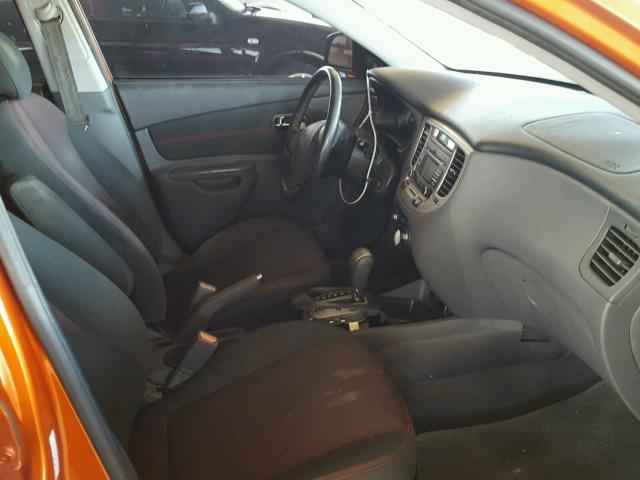 KNADE223496453986 - 2009 KIA RIO BASE ORANGE photo 5