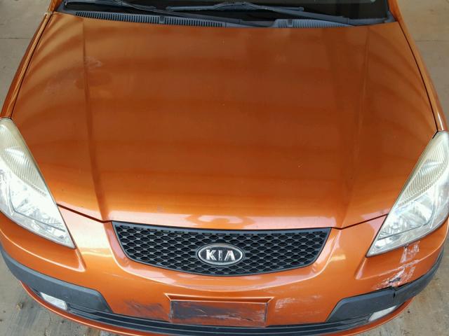 KNADE223496453986 - 2009 KIA RIO BASE ORANGE photo 7