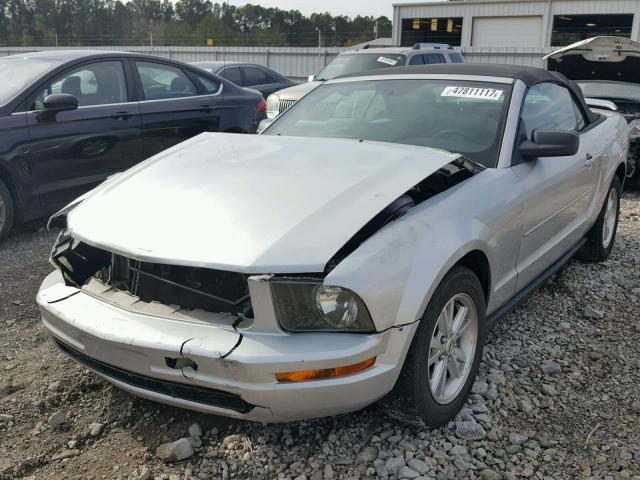 1ZVFT84N165254928 - 2006 FORD MUSTANG SILVER photo 2