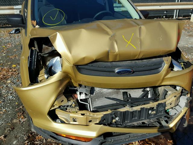 1FMCU0F71FUA04402 - 2015 FORD ESCAPE S GOLD photo 9