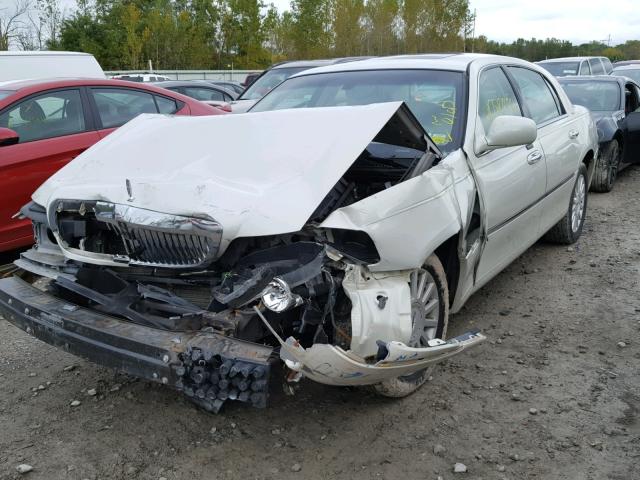 1LNHM83W94Y670719 - 2004 LINCOLN TOWN CAR U WHITE photo 2