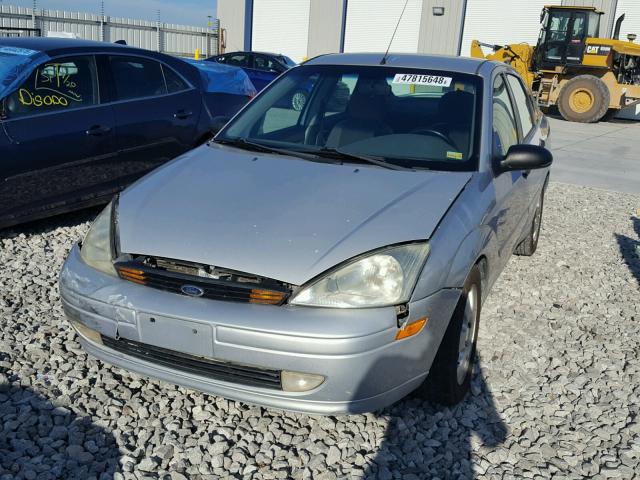 1FAFP38342W245640 - 2002 FORD FOCUS ZTS SILVER photo 2