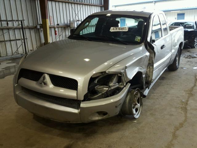 1Z7HC22K78S609837 - 2008 MITSUBISHI RAIDER LS SILVER photo 2