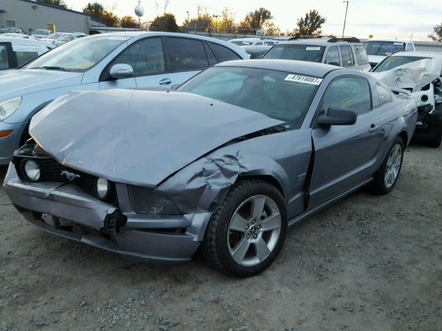 1ZVHT82H565134412 - 2006 FORD MUSTANG GT GRAY photo 2