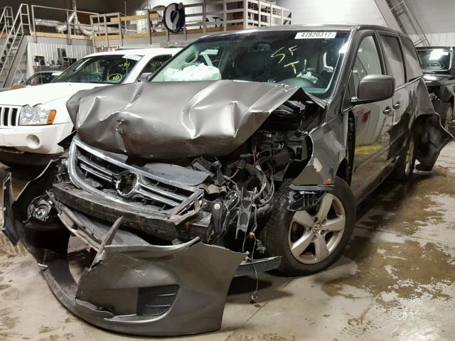 2V4RW3D12AR306236 - 2010 VOLKSWAGEN ROUTAN SE GRAY photo 2