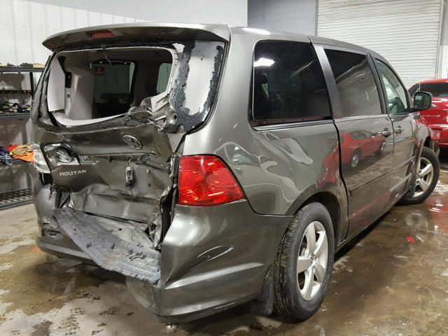 2V4RW3D12AR306236 - 2010 VOLKSWAGEN ROUTAN SE GRAY photo 4