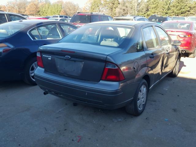 1FAHP34N47W324586 - 2007 FORD FOCUS ZX4 CHARCOAL photo 4