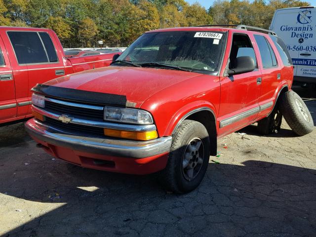 1GNDT13W5WK210015 - 1998 CHEVROLET BLAZER RED photo 2