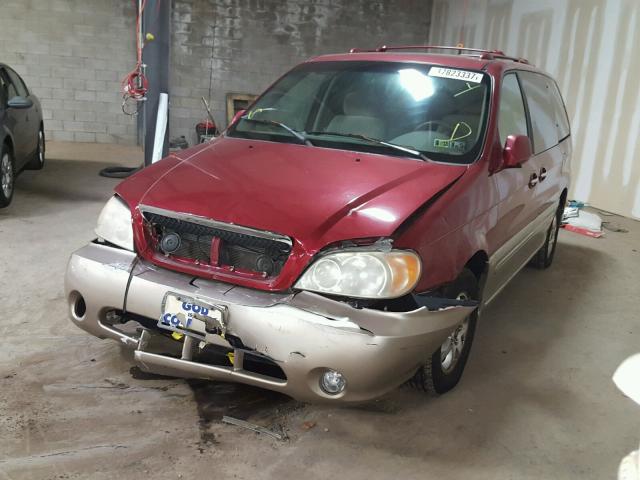 KNDUP132556692972 - 2005 KIA SEDONA EX RED photo 2