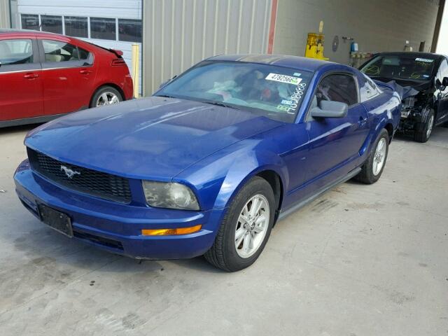 1ZVFT80N855107106 - 2005 FORD MUSTANG BLUE photo 2