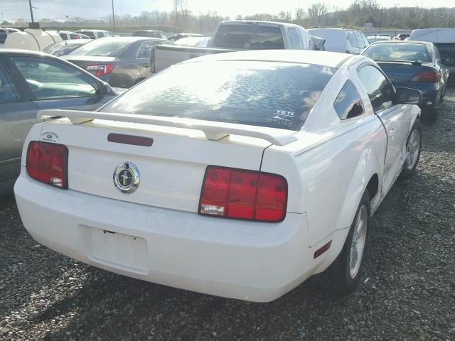 1ZVHT80N385125204 - 2008 FORD MUSTANG WHITE photo 4