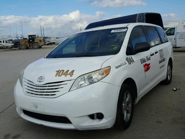 5TDKA3DC3BS006080 - 2011 TOYOTA SIENNA BAS WHITE photo 2