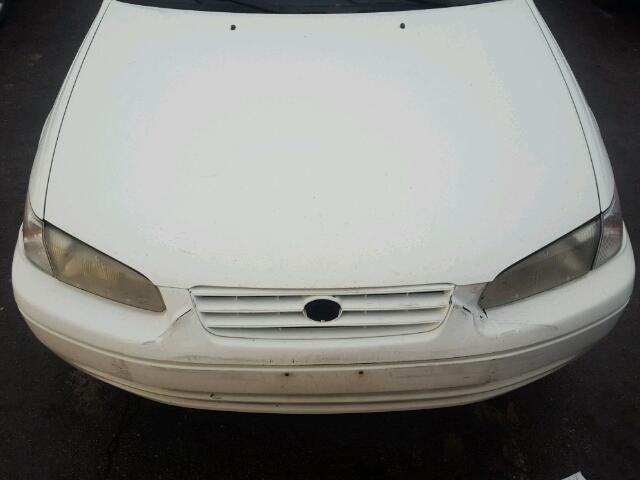 4T1BG22K9XU413662 - 1999 TOYOTA CAMRY CE WHITE photo 7