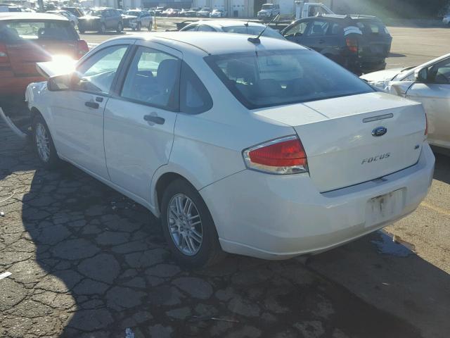 1FAHP3FN3AW109320 - 2010 FORD FOCUS SE WHITE photo 3