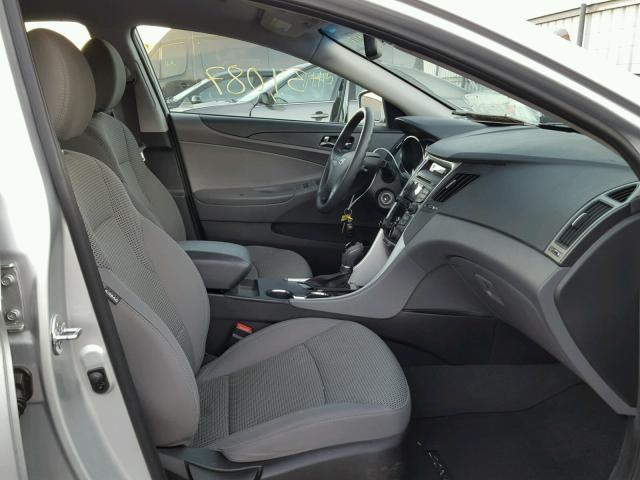 5NPEB4AC0CH498255 - 2012 HYUNDAI SONATA GLS SILVER photo 5