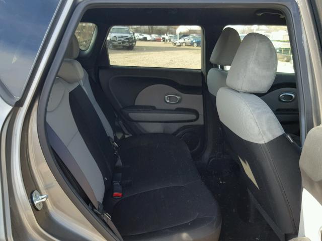 KNDJN2A25F7175314 - 2015 KIA SOUL GRAY photo 6