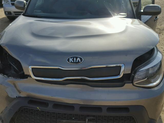 KNDJN2A25F7175314 - 2015 KIA SOUL GRAY photo 7