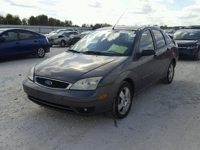 1FAFP34N85W200454 - 2005 FORD FOCUS ZX4 GRAY photo 2