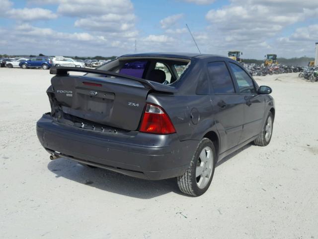 1FAFP34N85W200454 - 2005 FORD FOCUS ZX4 GRAY photo 4