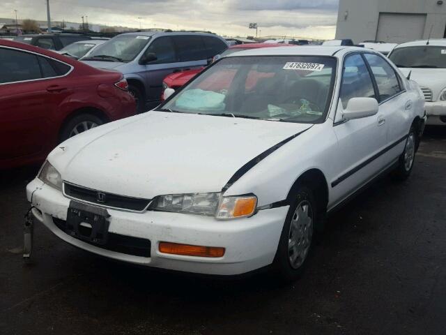 1HGCD563XVA010232 - 1997 HONDA ACCORD LX WHITE photo 2