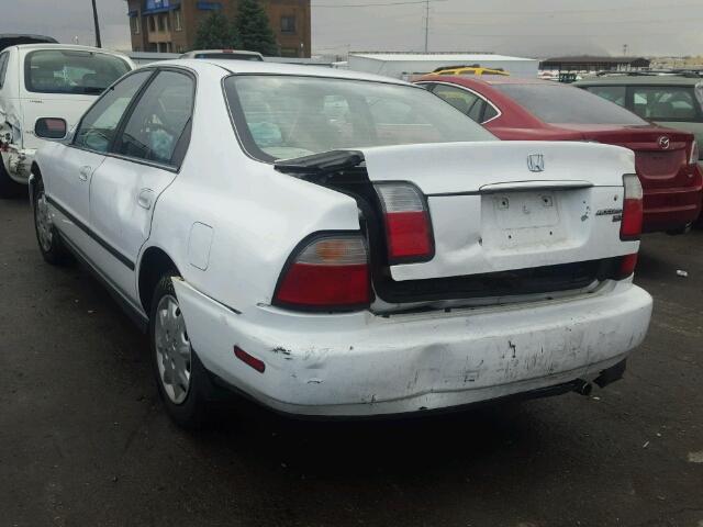 1HGCD563XVA010232 - 1997 HONDA ACCORD LX WHITE photo 3