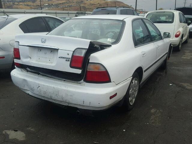 1HGCD563XVA010232 - 1997 HONDA ACCORD LX WHITE photo 4