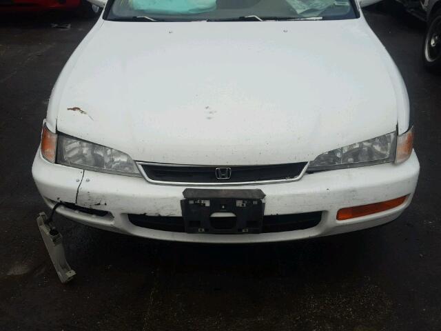 1HGCD563XVA010232 - 1997 HONDA ACCORD LX WHITE photo 7