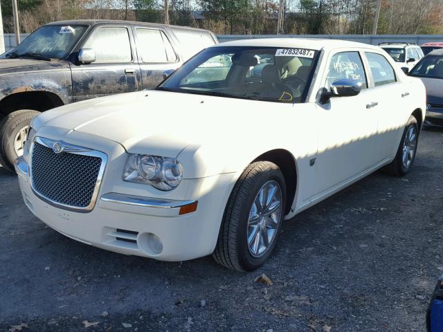 2C3KA63H07H897650 - 2007 CHRYSLER 300C WHITE photo 2