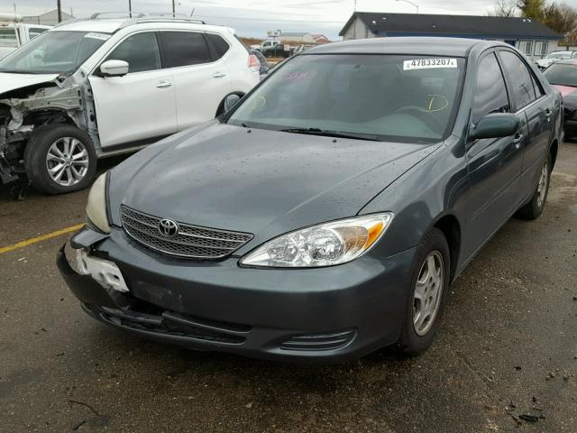 4T1BF32K42U518370 - 2002 TOYOTA CAMRY LE GRAY photo 2