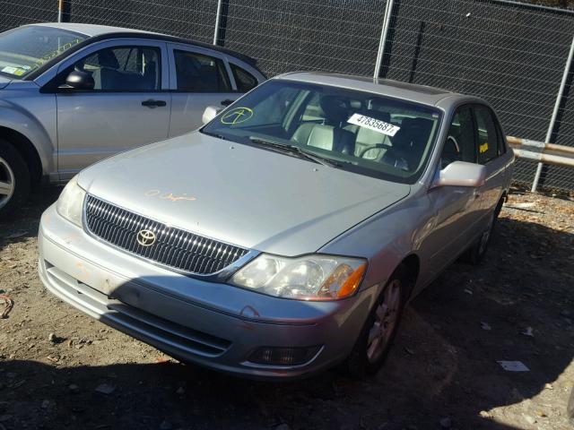 4T1BF28B42U230706 - 2002 TOYOTA AVALON XL Күміс фото 2