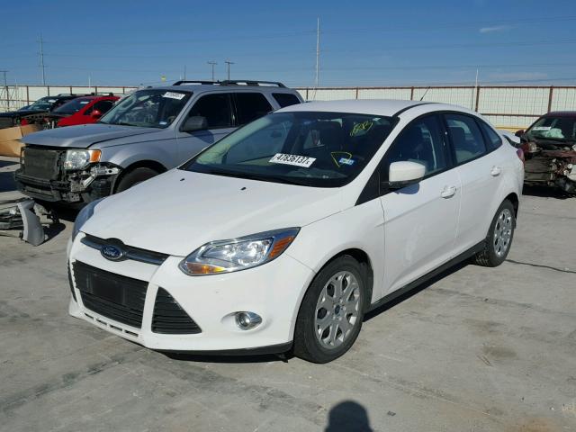 1FAHP3F29CL183304 - 2012 FORD FOCUS SE WHITE photo 2