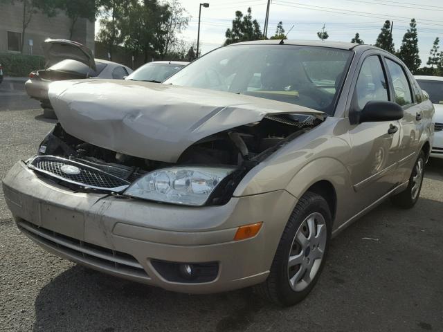 1FAFP34N76W106356 - 2006 FORD FOCUS ZX4 GOLD photo 2