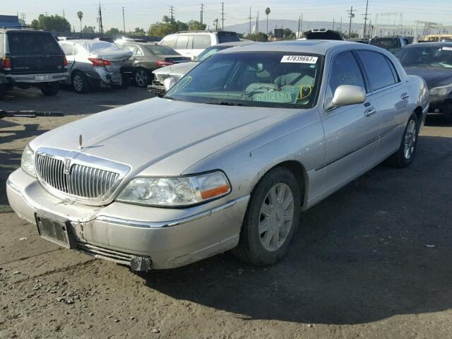 1LNHM83W64Y612700 - 2004 LINCOLN TOWN CAR U SILVER photo 2