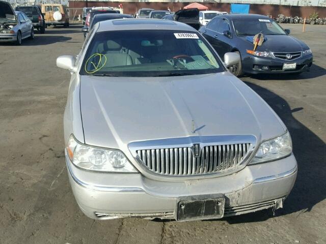 1LNHM83W64Y612700 - 2004 LINCOLN TOWN CAR U SILVER photo 9