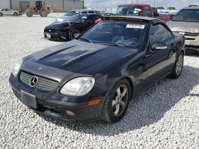 WDBKK65F91F209723 - 2001 MERCEDES-BENZ SLK 320 BLACK photo 2