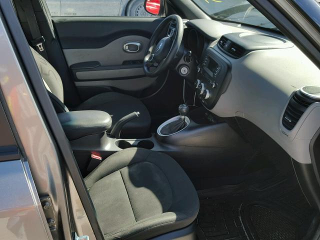 KNDJN2A23E7050892 - 2014 KIA SOUL GRAY photo 5