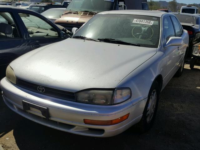 4T1VK13E0NU013047 - 1992 TOYOTA CAMRY XLE SILVER photo 2