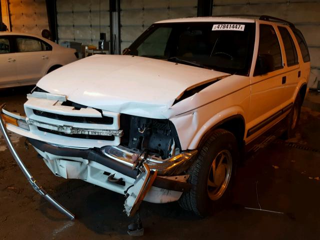 1GNDT13WXY2192954 - 2000 CHEVROLET BLAZER WHITE photo 2