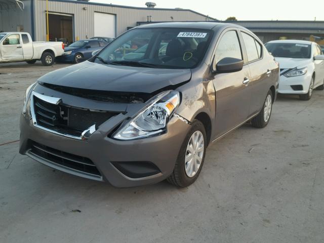 3N1CN7AP0HK425969 - 2017 NISSAN VERSA S BROWN photo 2